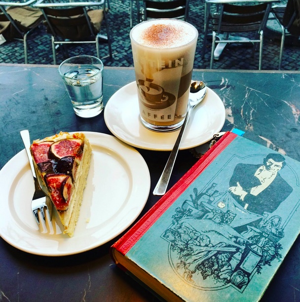Stilleben mit Roman: Vorbereitungen für einen Blogbeitrag bei Kaffee und Kuchen